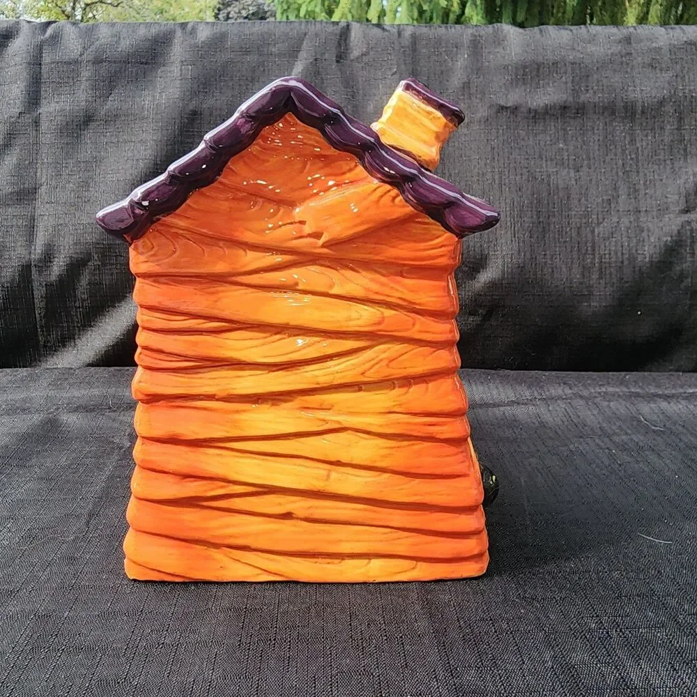 Designpac Halloween Ceramic Haunted House w/black cat Treat Candy Holder